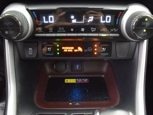 Used 2022 Toyota RAV4 Limited AWD/4WD image 21