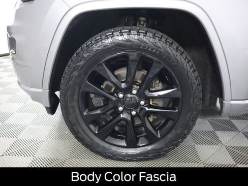 Used 2019 Jeep Grand Cherokee Laredo AWD/4WD image 24
