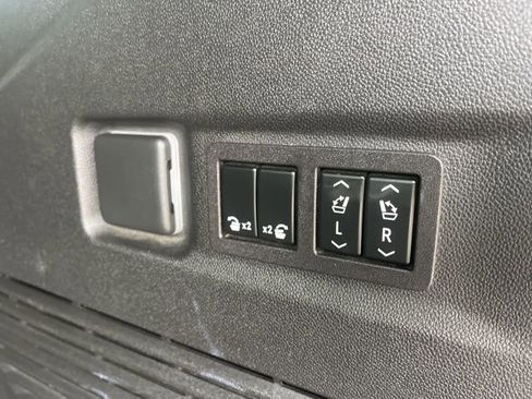 Used 2023 GMC Yukon XL Denali image 47