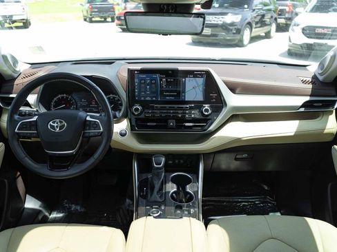 Used 2020 Toyota Highlander Platinum AWD/4WD image 17