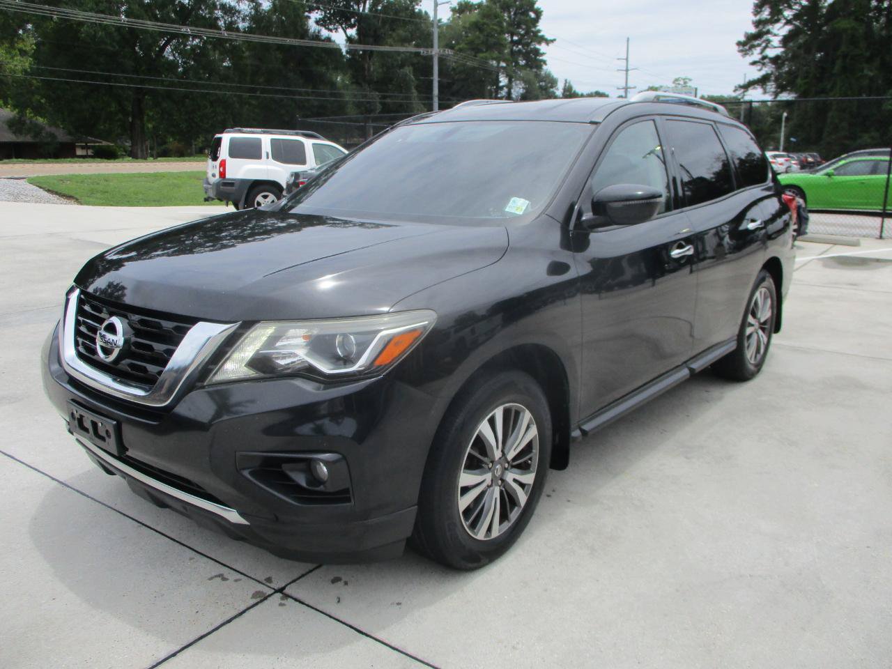 Used 2017 Nissan Pathfinder SV FWD image 1