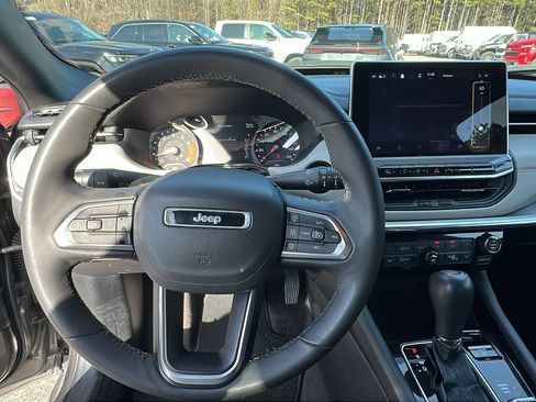 Used 2024 Jeep Compass Limited image 25