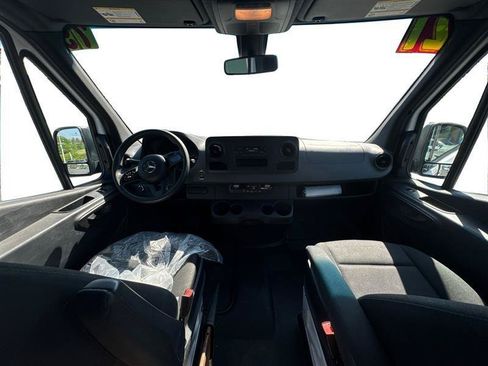 Used 2021 Mercedes-Benz Sprinter 2500 image 13