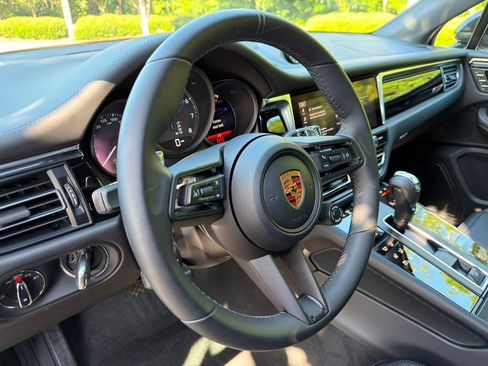 Certified 2026 Porsche Macan AWD/4WD image 8