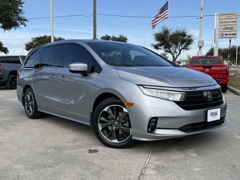 Used 2023 Honda Odyssey Elite image 2