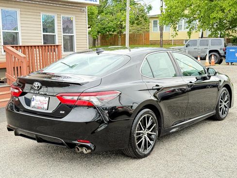 Used 2021 Toyota Camry SE image 4