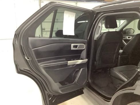 Used 2023 Ford Explorer XLT AWD/4WD image 13