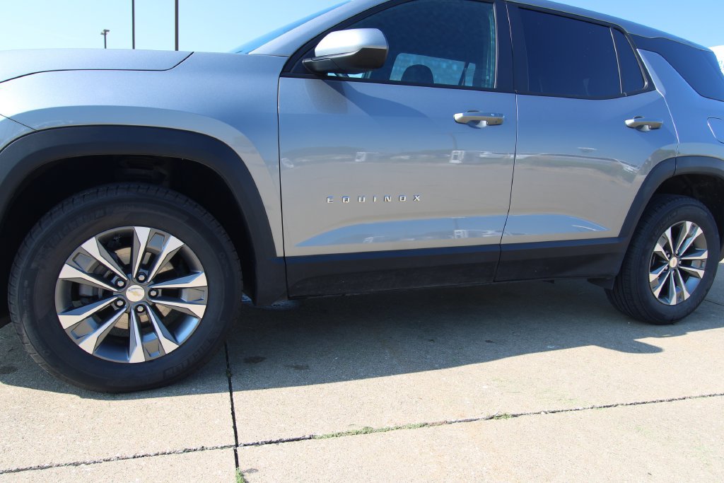 Used 2026 Chevrolet Equinox LT AWD/4WD image 10