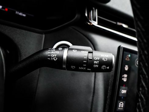 Used 2025 Land Rover Range Rover Velar Dynamic SE image 33