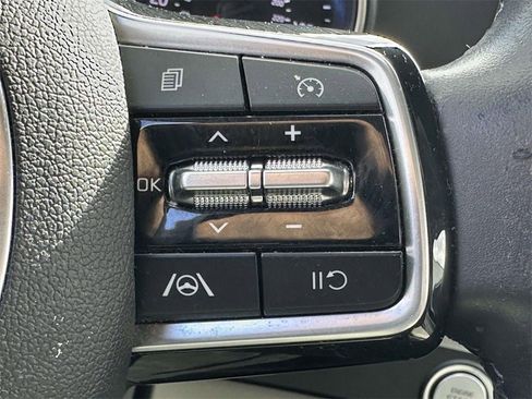 Used 2023 Kia Carnival LX image 25