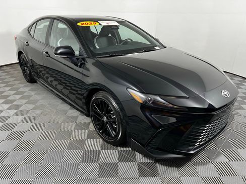 Certified 2025 Toyota Camry SE image 3