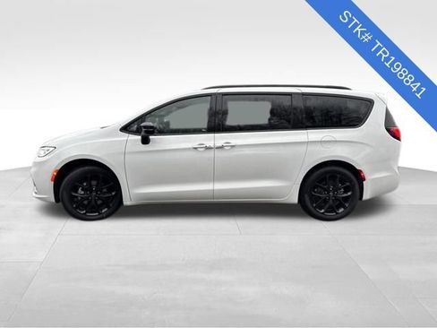 New 2026 Chrysler Pacifica Select w/ S Appearance Package image 4