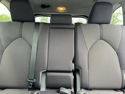 Used 2021 Toyota Highlander LE AWD/4WD image 29