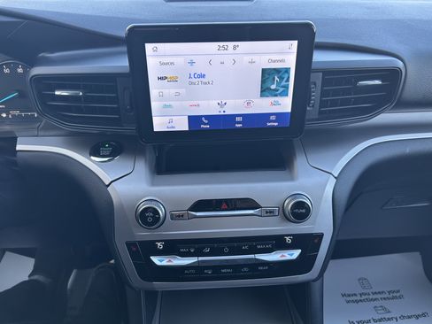 Used 2021 Ford Explorer XLT image 32