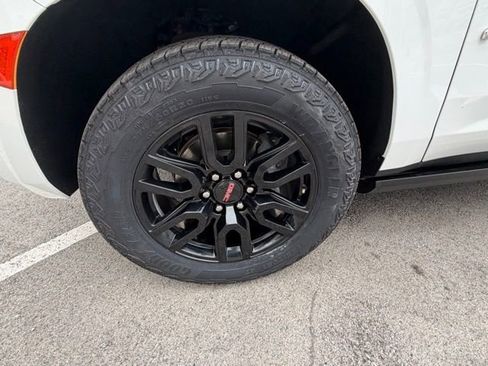 Used 2023 GMC Yukon XL AT4 w/ AT4 Premium Package image 11