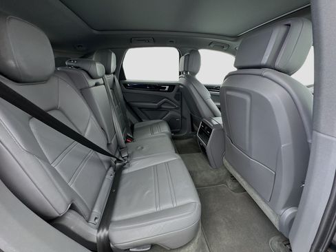 Used 2020 Porsche Cayenne AWD/4WD image 19