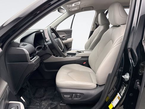 Used 2024 Toyota Grand Highlander AWD image 11
