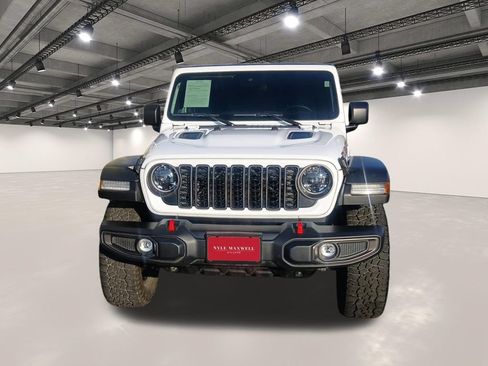 Used 2024 Jeep Gladiator Rubicon w/ Convenience Group AWD/4WD image 18