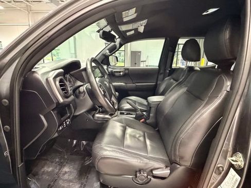 Used 2017 Toyota Tacoma TRD Sport w/ Tow Package AWD/4WD image 25