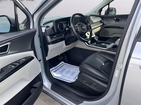 Used 2022 Kia Carnival LX image 23