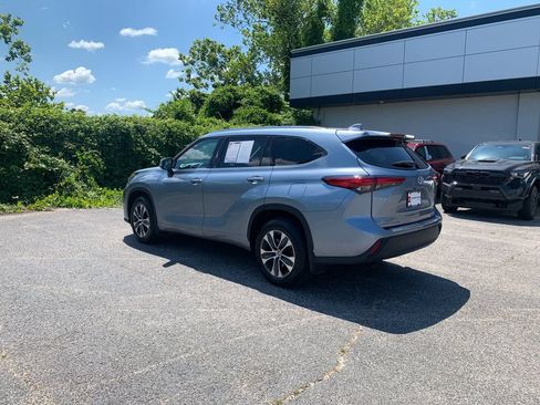 Used 2020 Toyota Highlander XLE AWD/4WD image 3