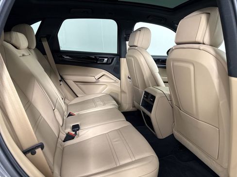 Certified 2023 Porsche Cayenne AWD/4WD image 25
