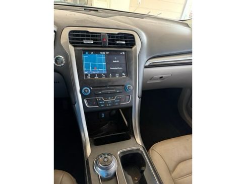 Used 2017 Ford Fusion SE w/ Fusion SE Technology Package FWD image 9