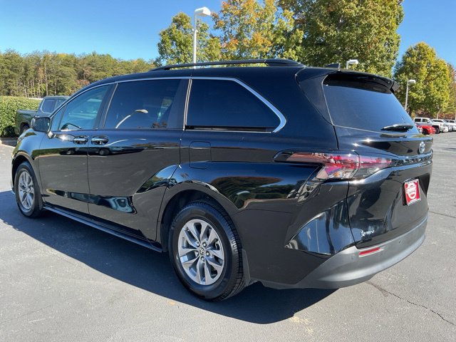 Used 2025 Toyota Sienna XLE FWD image 13