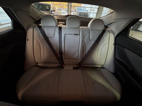 Used 2025 Hyundai Elantra Limited image 44