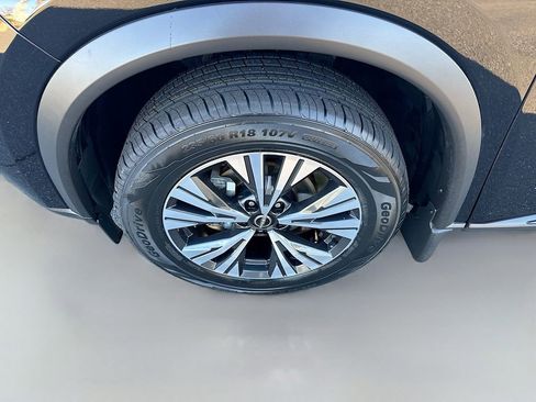 Used 2023 Nissan Rogue SV image 3