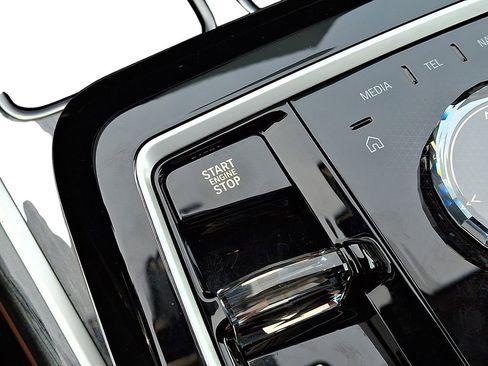 Certified 2025 BMW 750e xDrive w/ Executive Package image 25