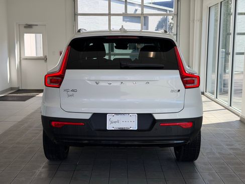 Certified 2025 Volvo XC40 B5 Plus AWD/4WD image 7