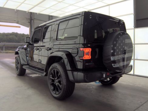 Used 2024 Jeep Wrangler Unlimited Sahara w/ Technology Group AWD/4WD image 17