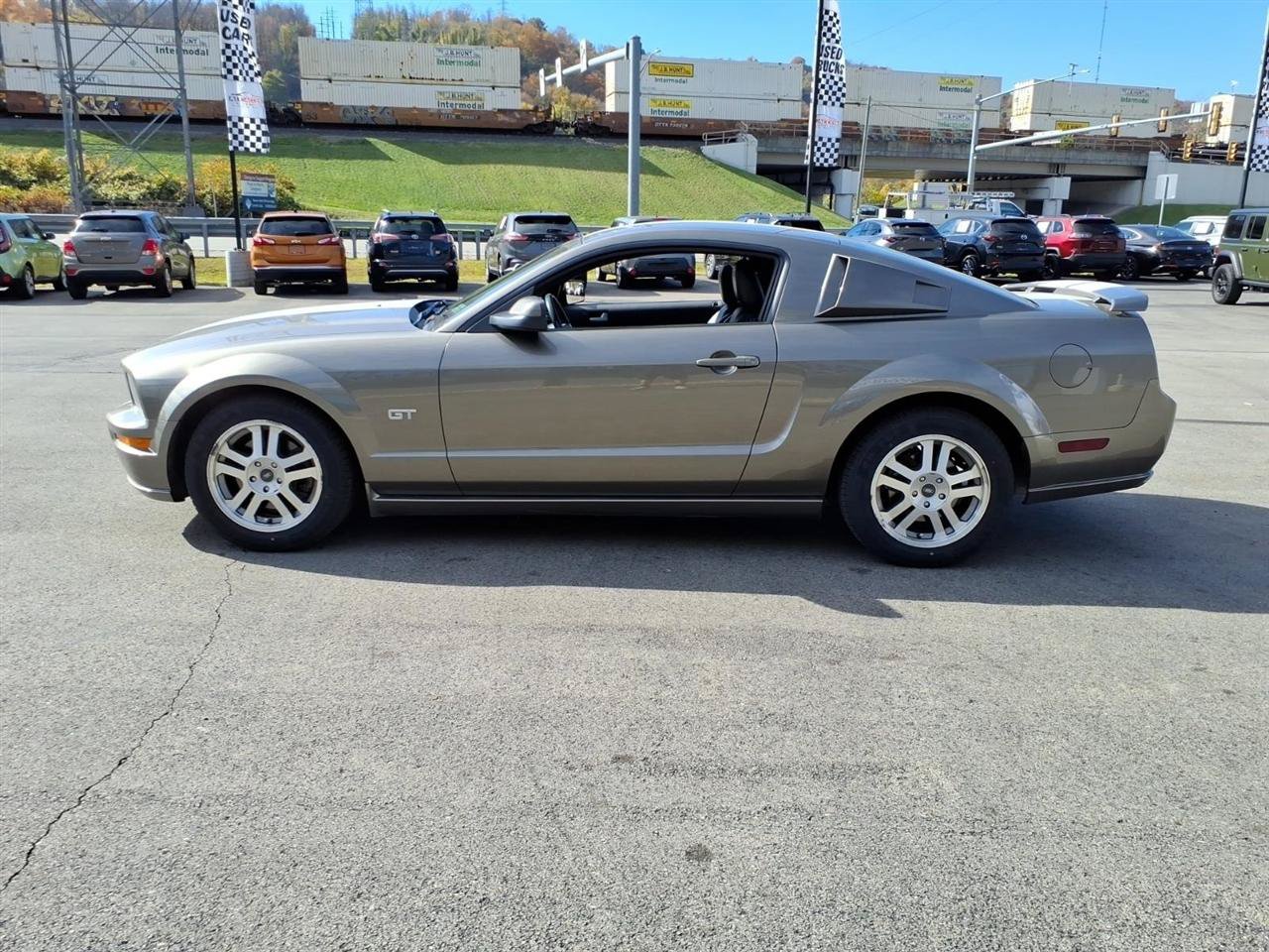 Used 2005 Ford Mustang GT RWD image 3