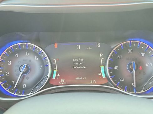 Used 2023 Chrysler Pacifica Touring-L FWD image 27