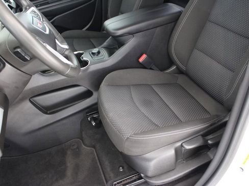 Used 2024 GMC Terrain SLE image 9