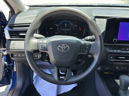 Used 2025 Toyota Camry LE image 23