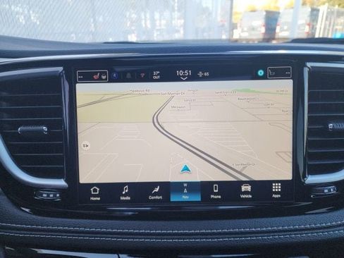 New 2026 Chrysler Pacifica Limited w/ Uconnect Theater Family Group image 6