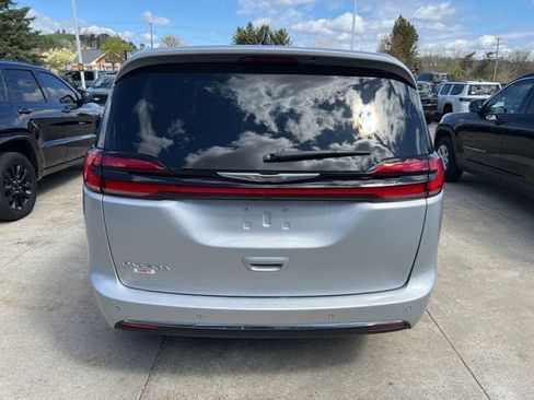 Used 2024 Chrysler Pacifica Touring-L FWD image 5