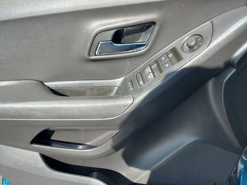 Used 2020 Chevrolet Trax LT w/ LT Convenience Package FWD image 16