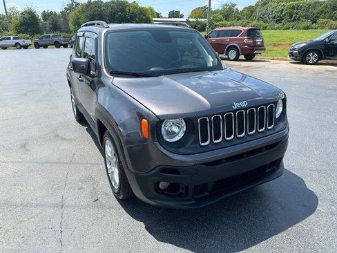 Used 2018 Jeep Renegade Latitude FWD image 6