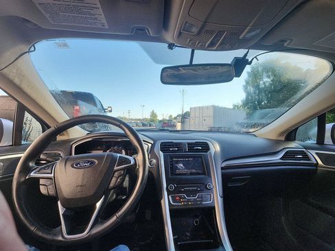 Used 2018 Ford Fusion SE w/ Fusion SE Technology Package FWD image 16