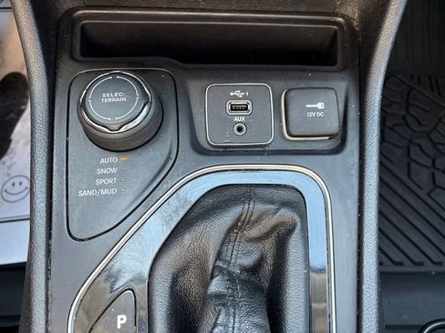 Used 2019 Jeep Cherokee Latitude Plus AWD/4WD image 17