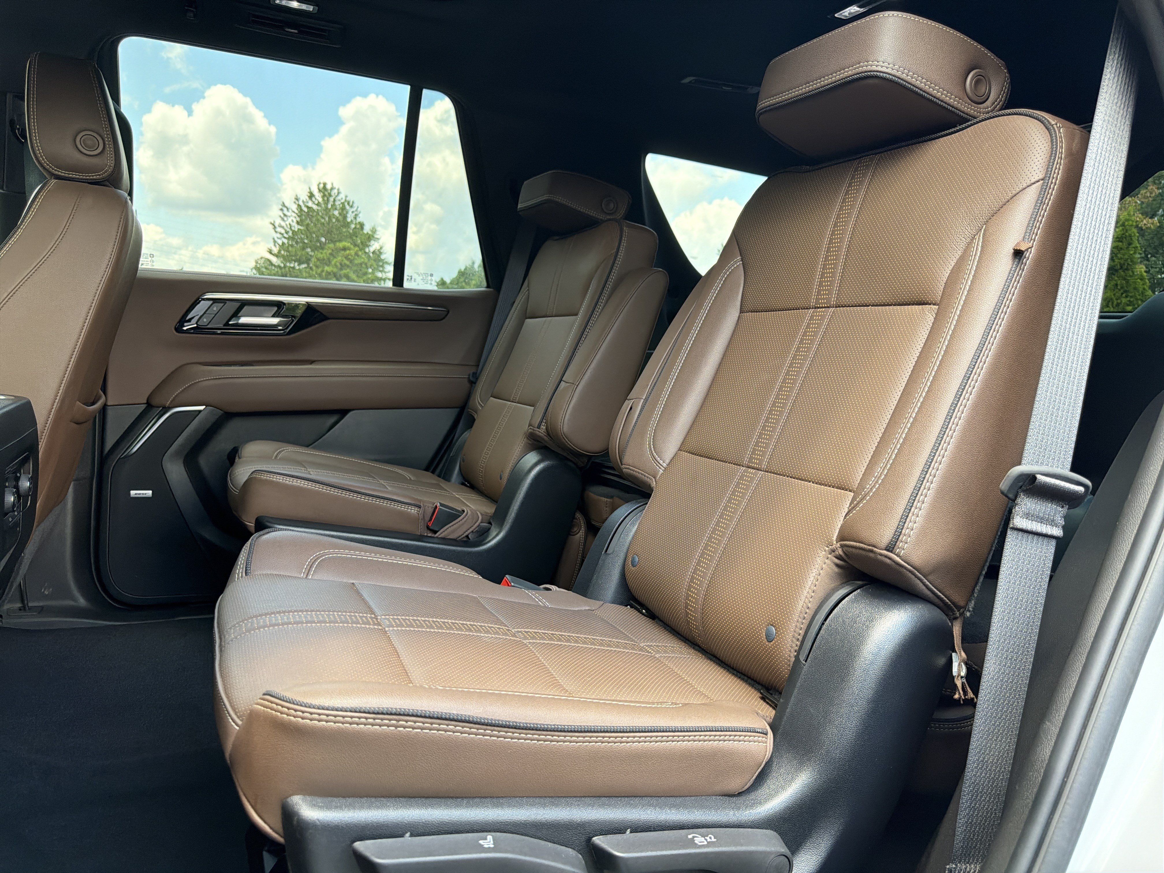 Used 2025 Chevrolet Tahoe High Country AWD/4WD image 43
