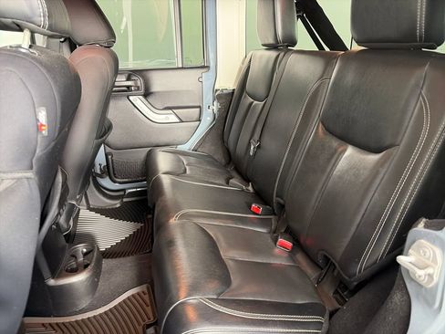 Used 2015 Jeep Wrangler Unlimited Rubicon AWD/4WD image 13