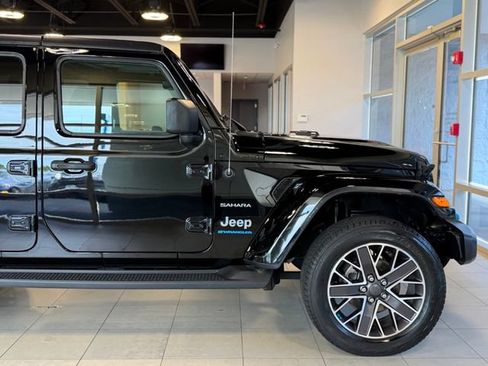 Used 2023 Jeep Wrangler Unlimited Sahara AWD/4WD image 15
