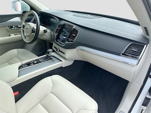 Used 2022 Volvo XC90 T5 Momentum w/ Advanced Package image 14