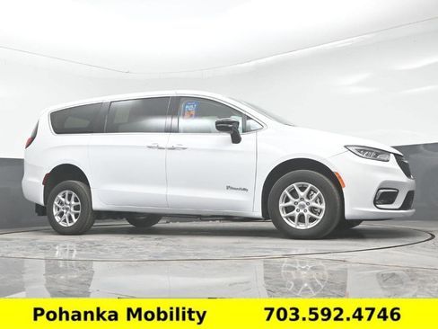 Used 2024 Chrysler Pacifica Touring-L image 13