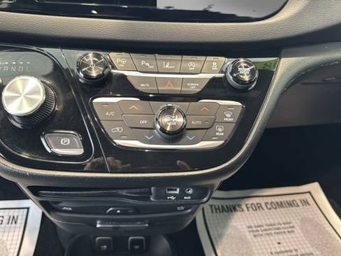 Used 2018 Chrysler Pacifica Touring-L Plus w/ Advanced Safetytec Group FWD image 13
