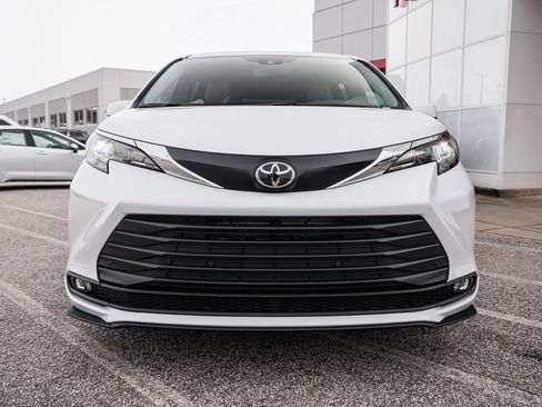 New 2026 Toyota Sienna XLE image 2